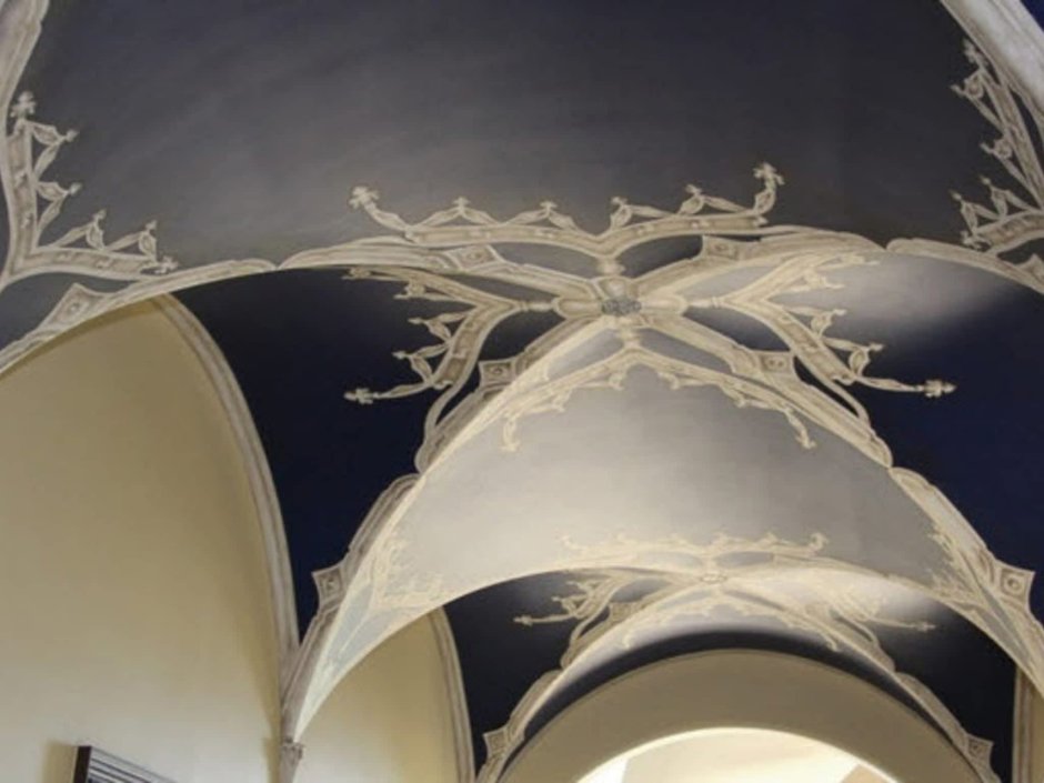 Сводчатый натяжной потолок