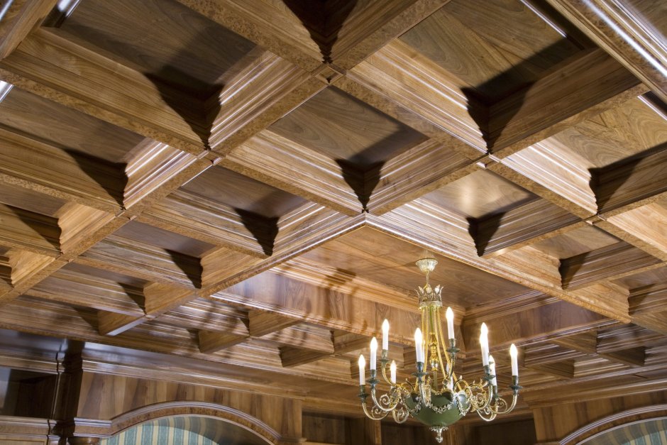 Деревянный пирамидальный потолок