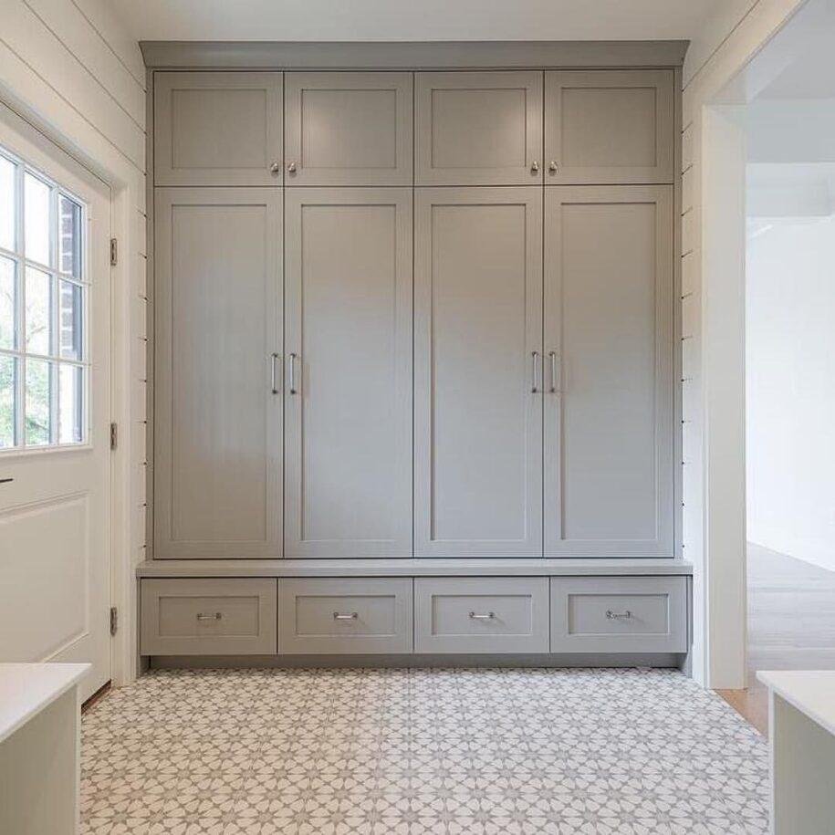 Шкаф в прихожую с распашными дверями