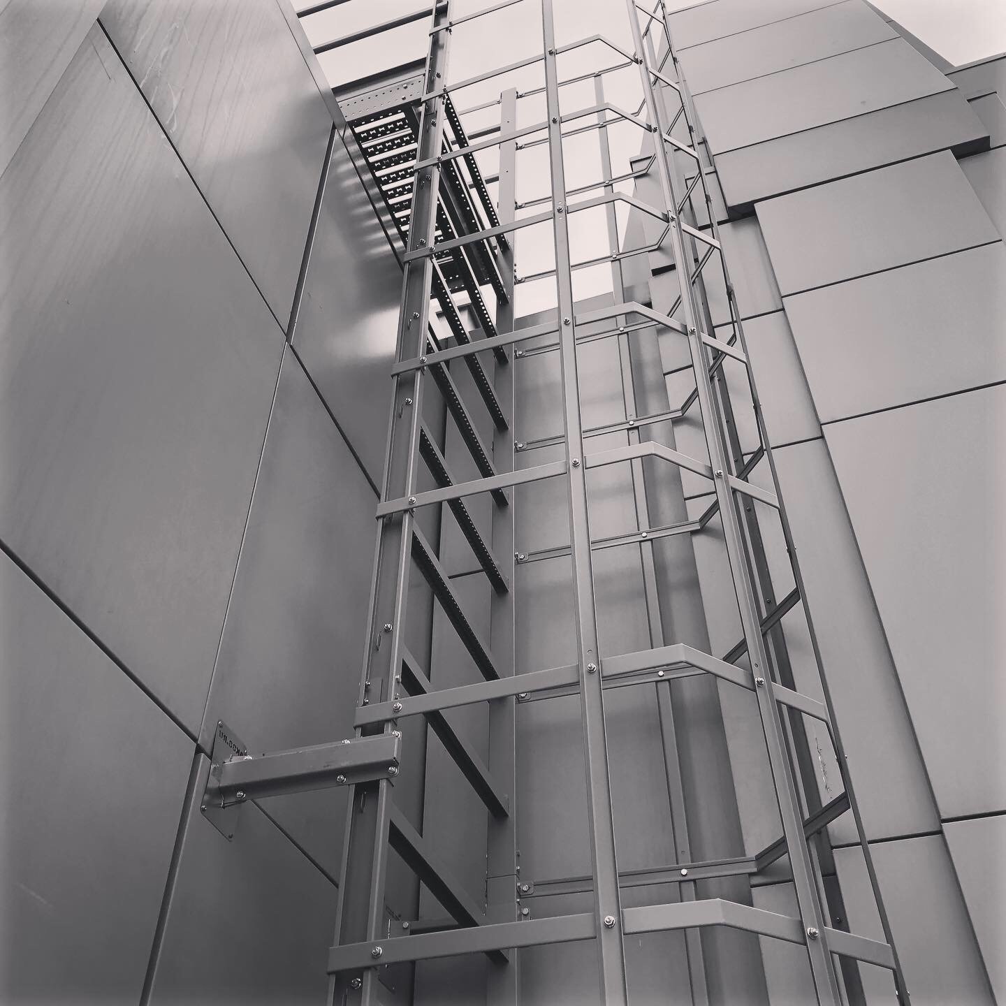 Лестница п 1 1. Пожарные лестницы п1 и п2. Маршевая пожарная лестница типа п2. Вертикальной пожарной лестницы п2. Наружная вертикальная металлическая пожарная лестница типа п1.