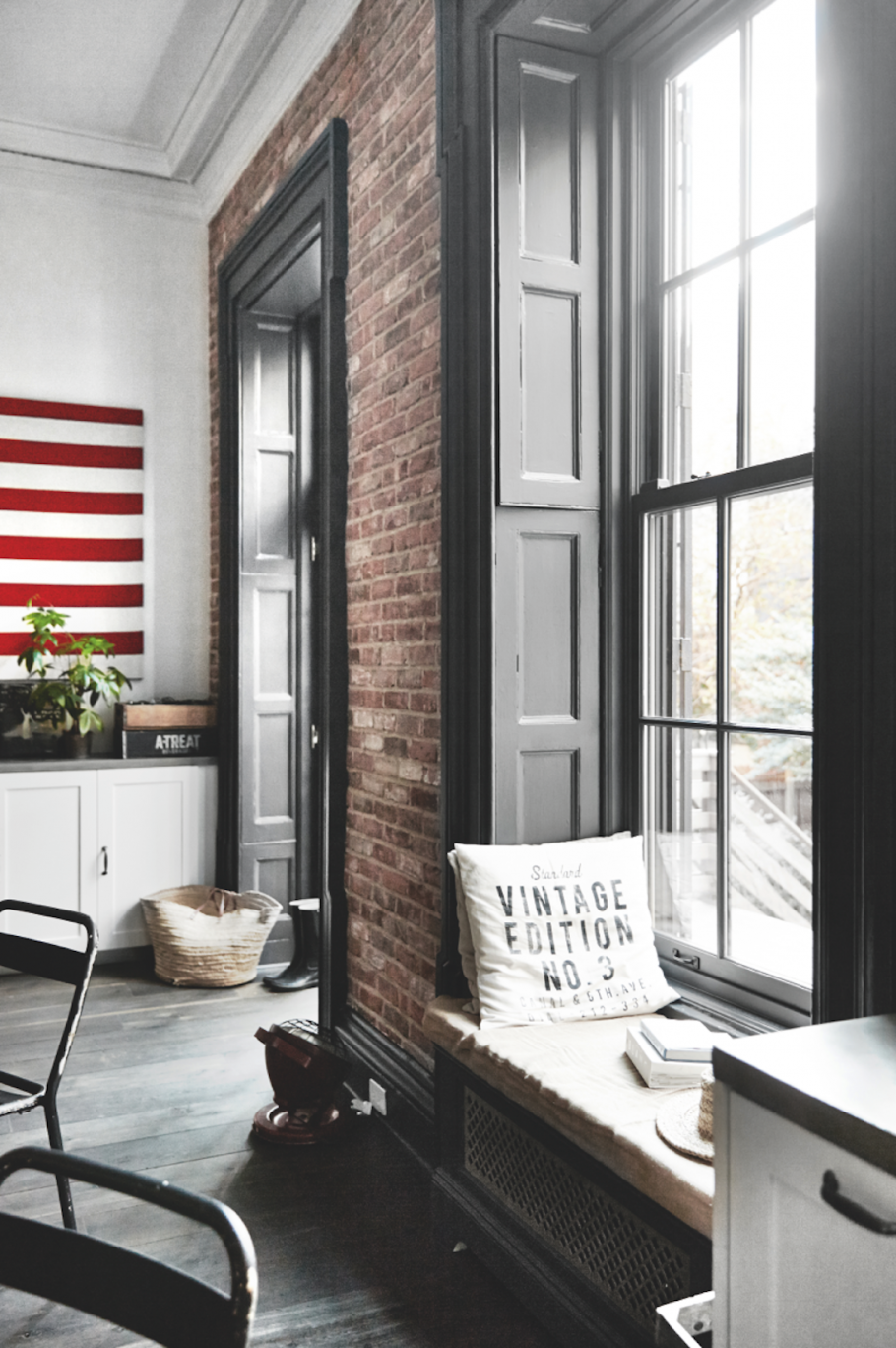 Балкон отделанный декоративным камнем