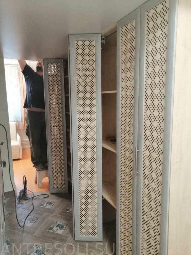 Двери купе с перфорацией