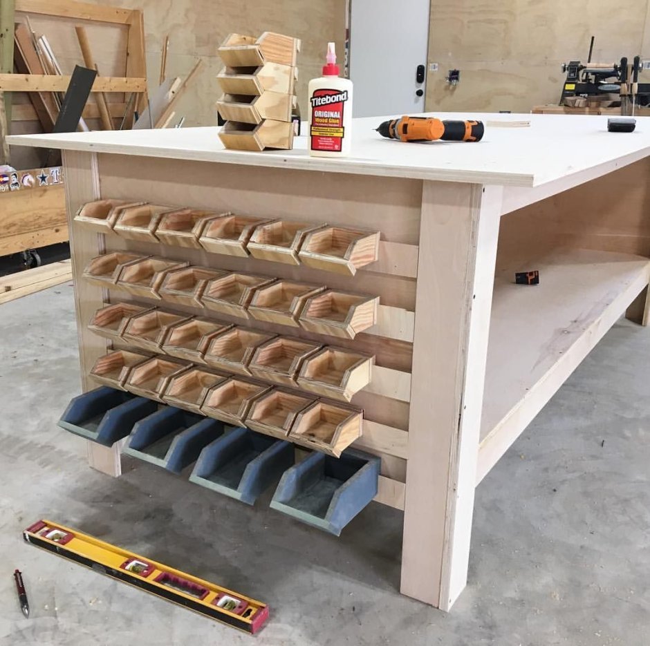 Полки в столярной мастерской