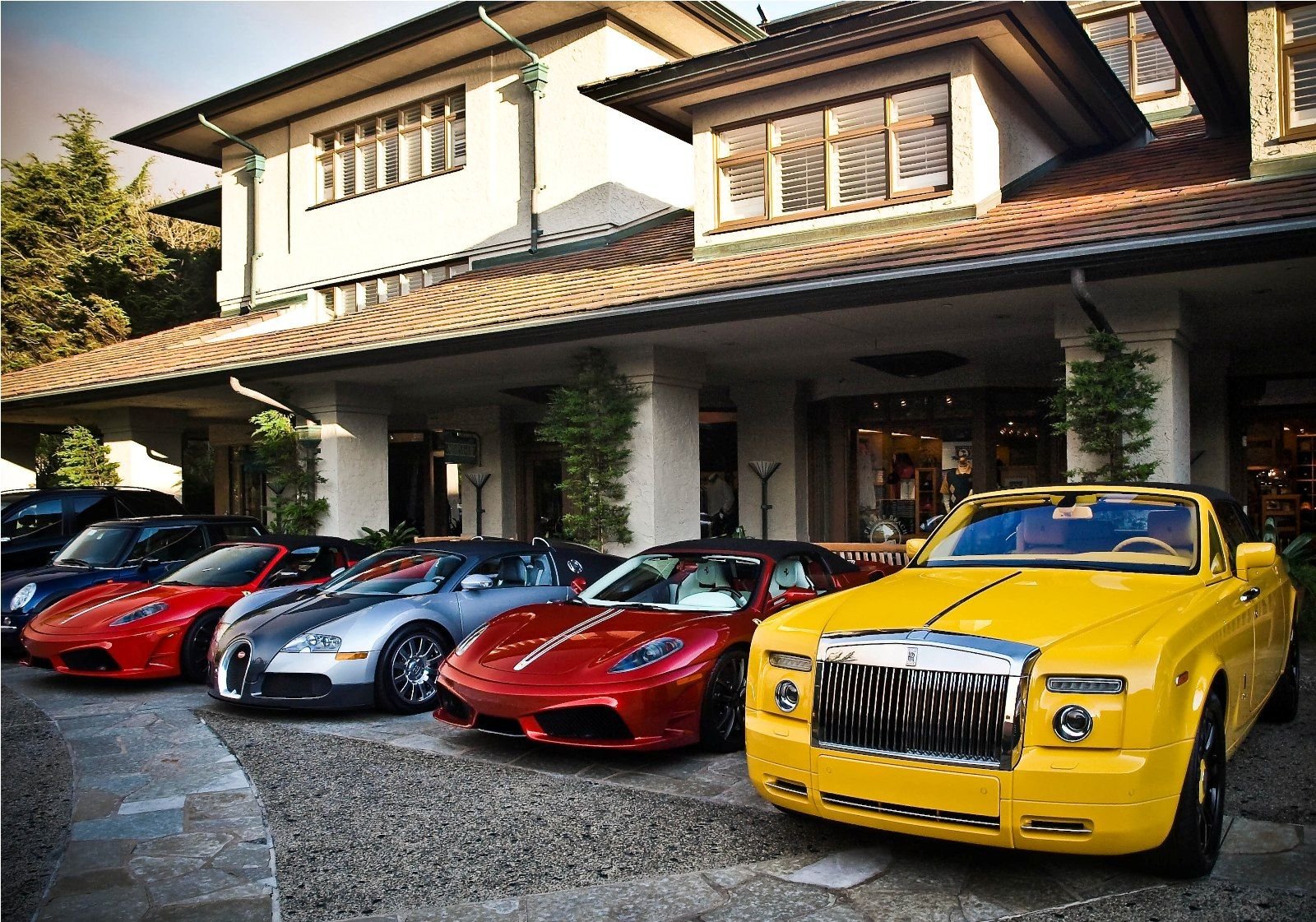 Luxury автомобили. Дорогие машины. Роскошные автомобили. Красивый дом с машиной. Много дорогих машин.