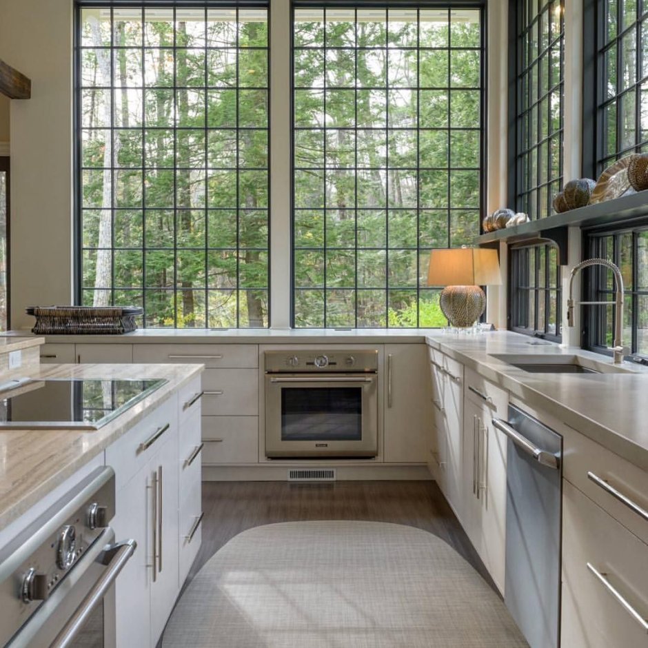 Кухня с окном в рабочей зоне