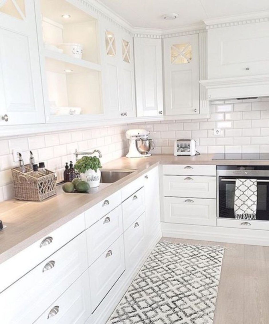 Белая кухня с белой столешницей