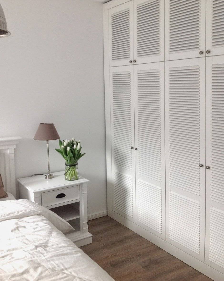 Жалюзийные двери под лестницей