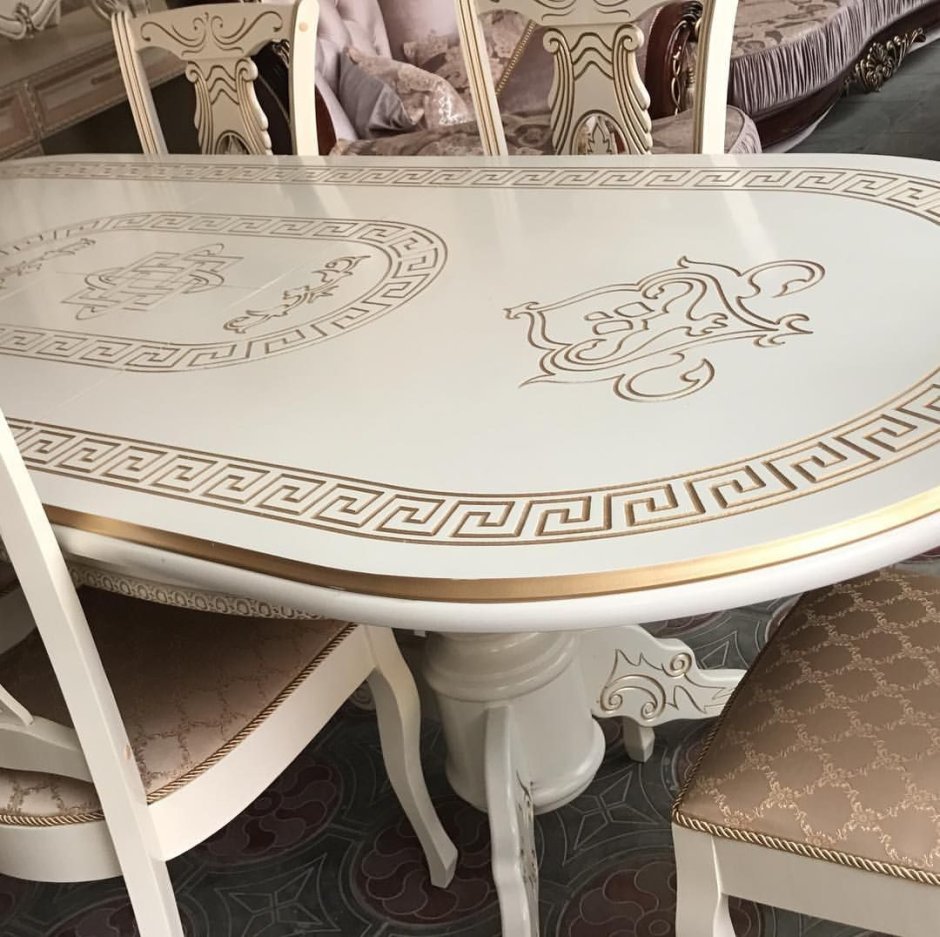 Стол роза и стулья Версаче