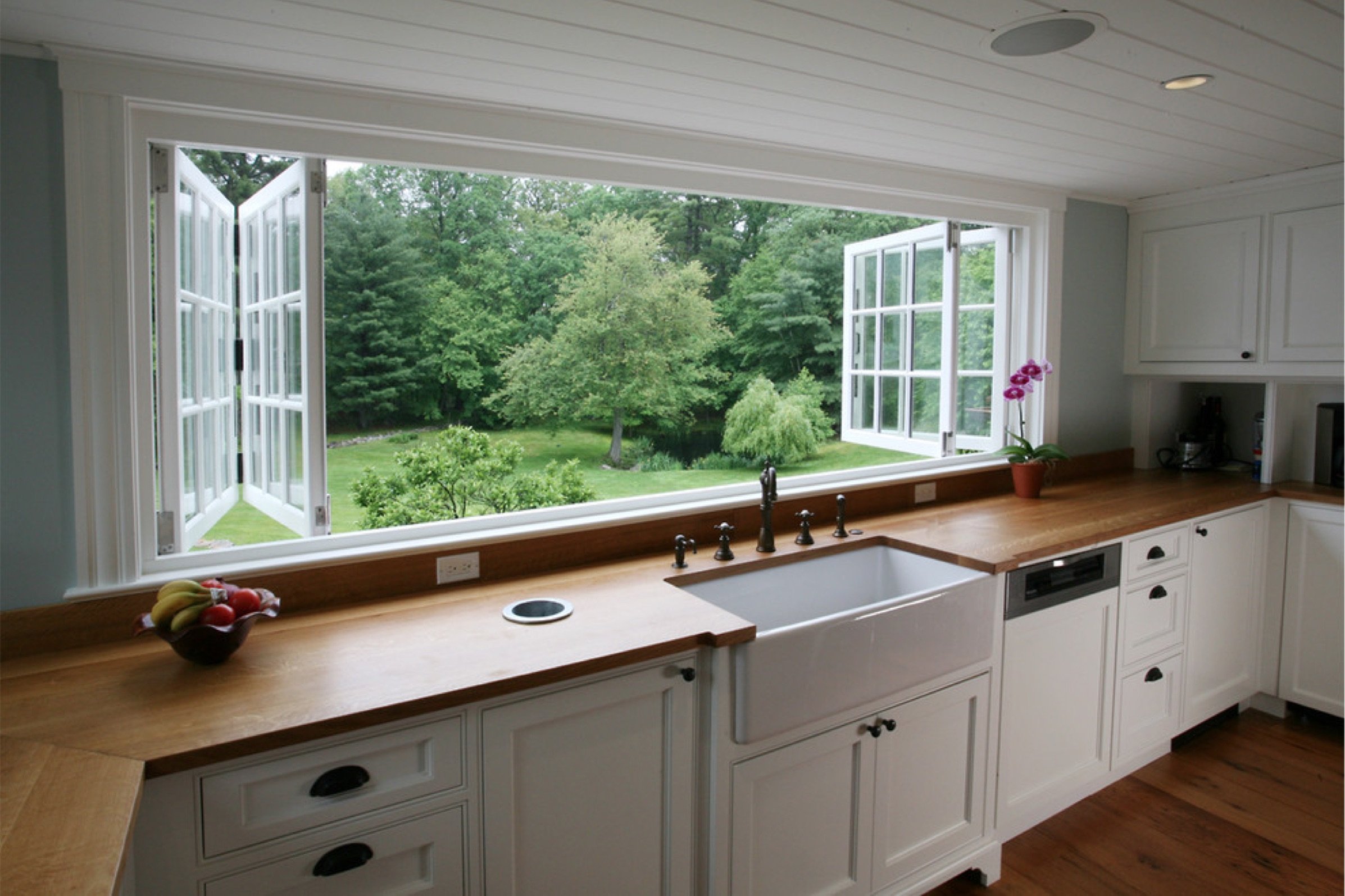Corner view. Кухня с большими окнами. Кухня с мойкой у окна в доме. Кухня с окном в частном доме. Планировка кухни с большим окном.