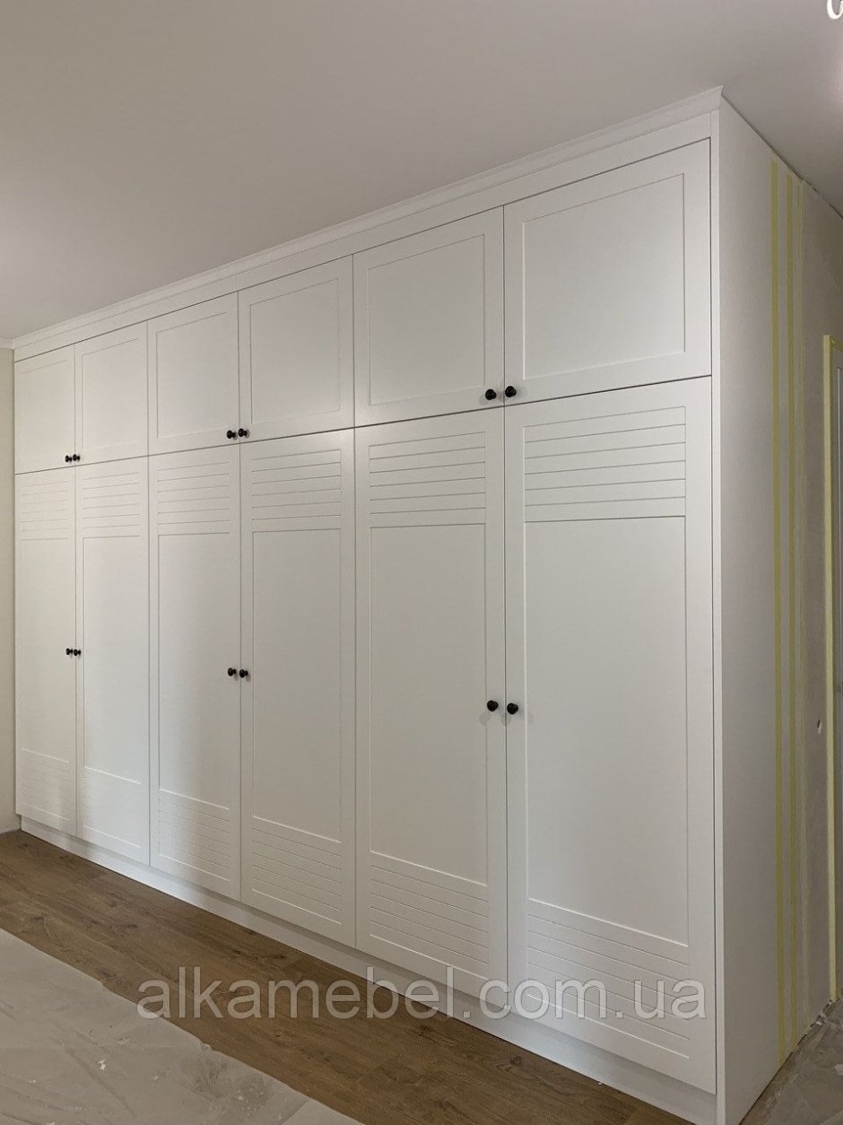 Шкаф под потолок с распашными дверями