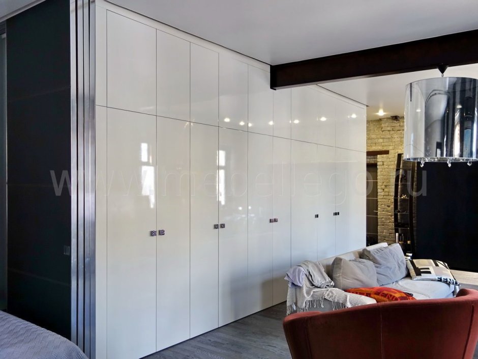 Встроенный шкаф в спальню с распашными дверями