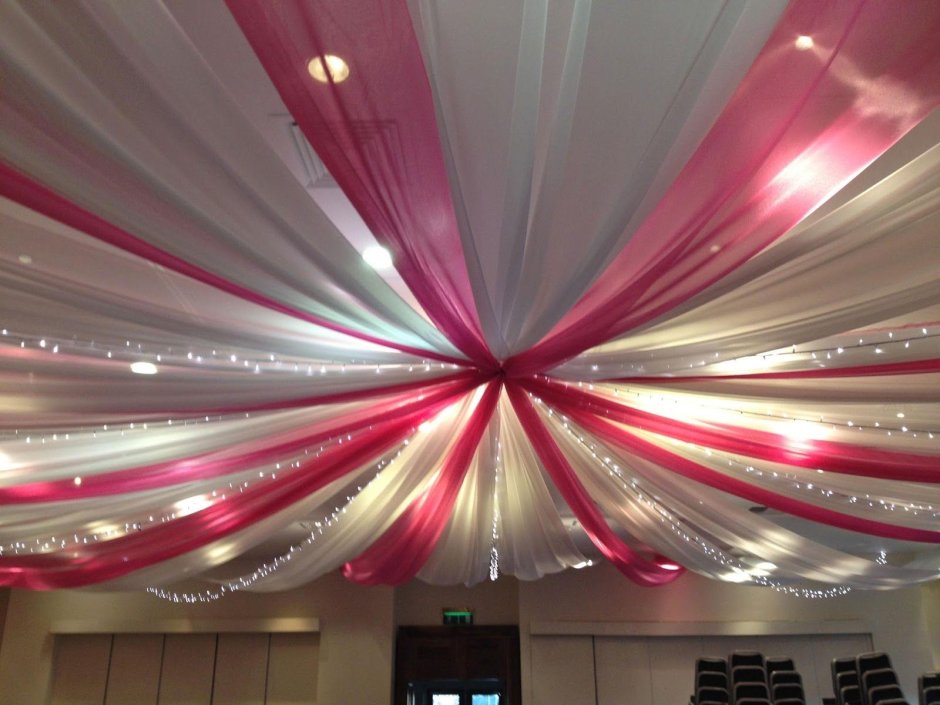 Декор потолка тканью