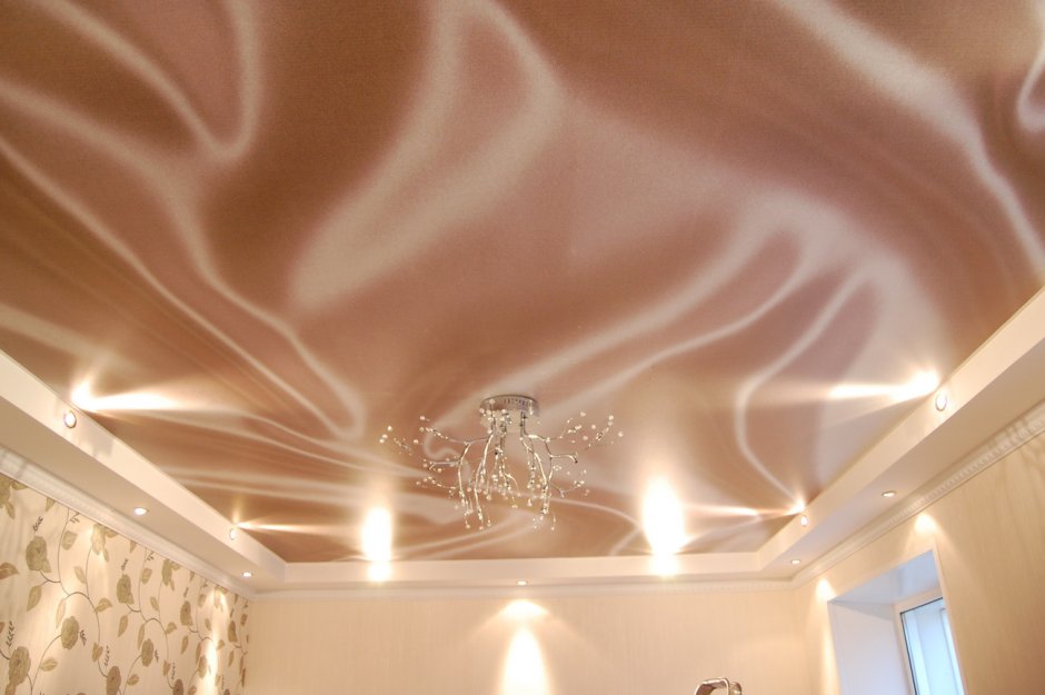 Натяжной потолок в нежных тонах