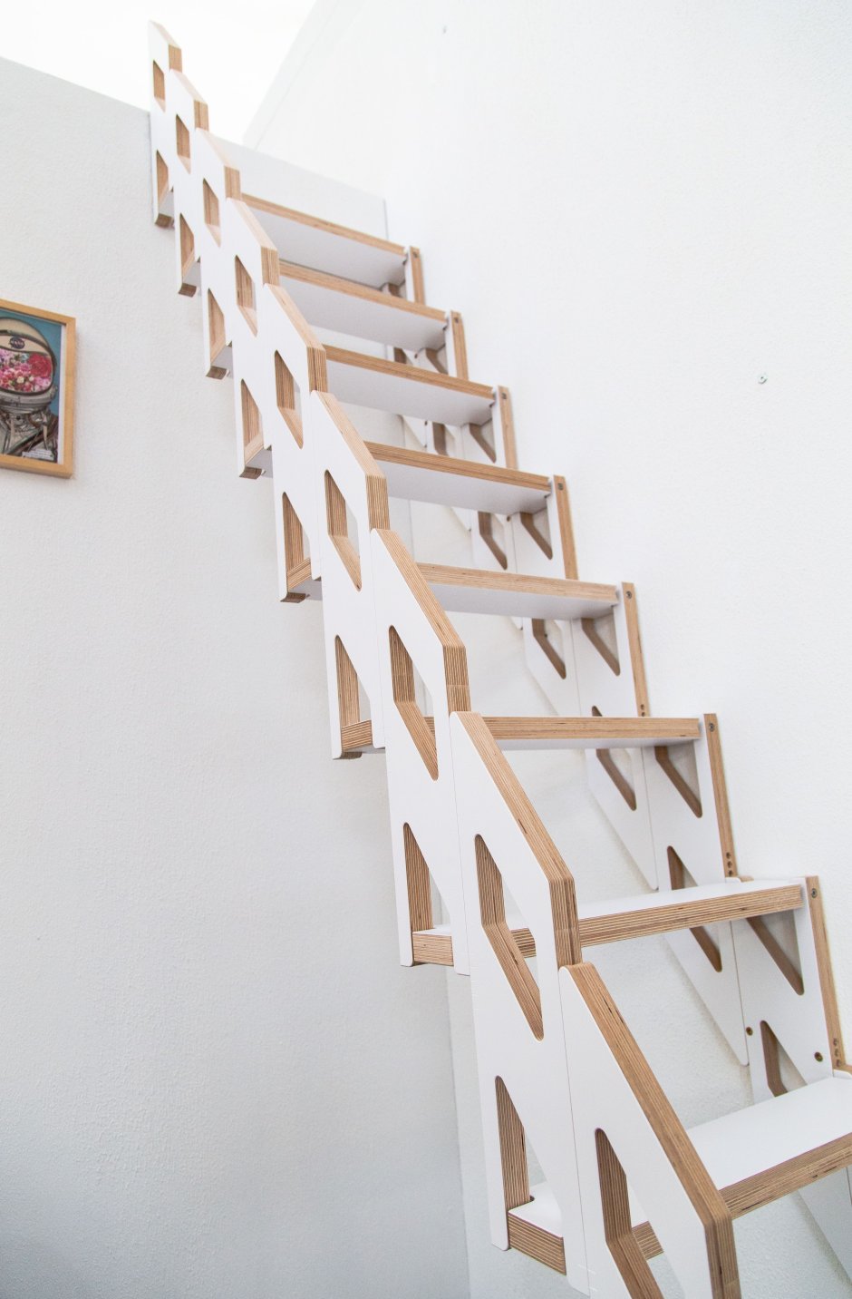 Складная лестница к стене