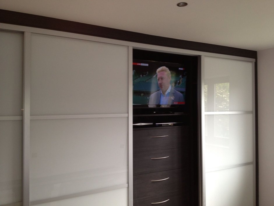 Встроенный шкаф с телевизором в гостиную