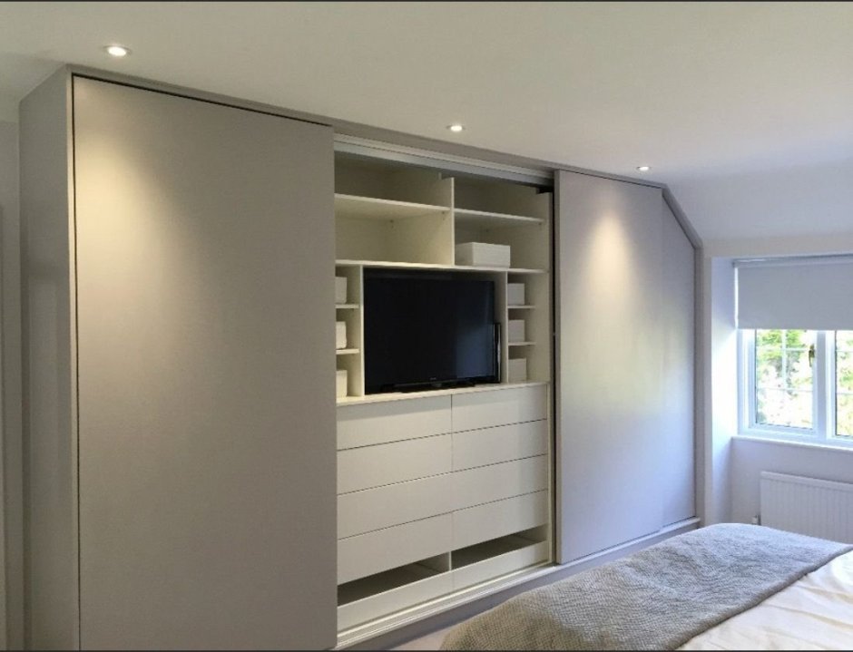 Шкаф-купе в гостиную с нишей под телевизор