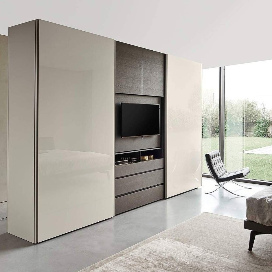 Шкаф во всю стену с телевизором