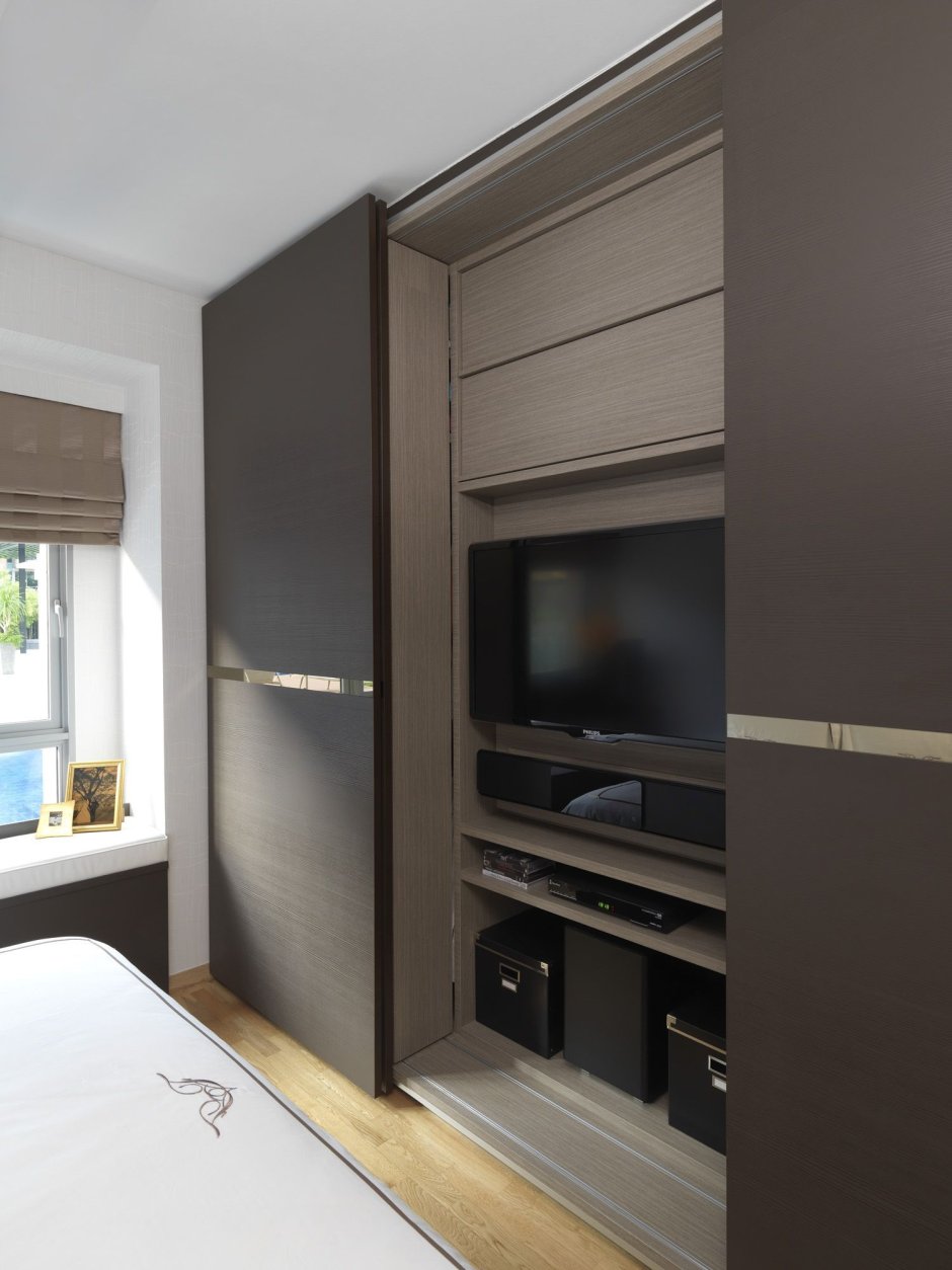 Гардеробная с телевизором в спальне