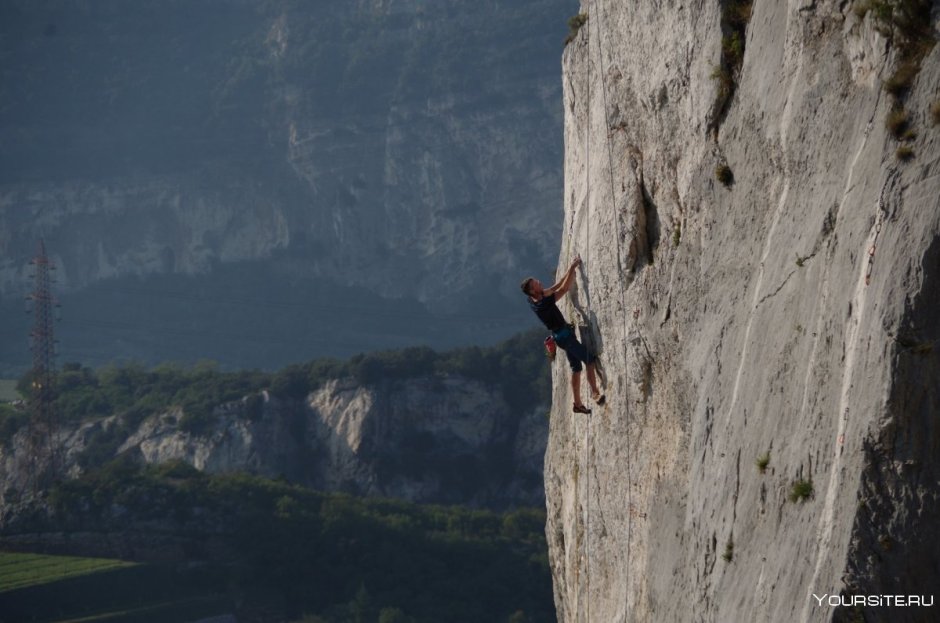 Скалолаз на отвесной скале