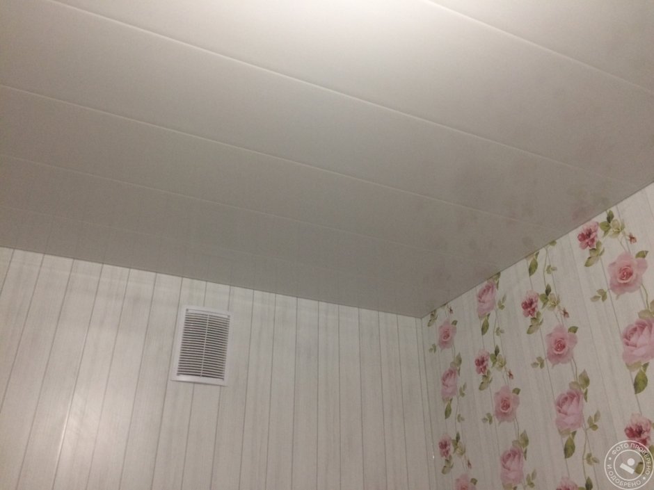 Потолок из панелей ПВХ В комнате