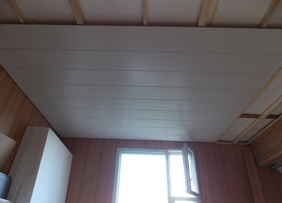 Отделка потолка МДФ панелями