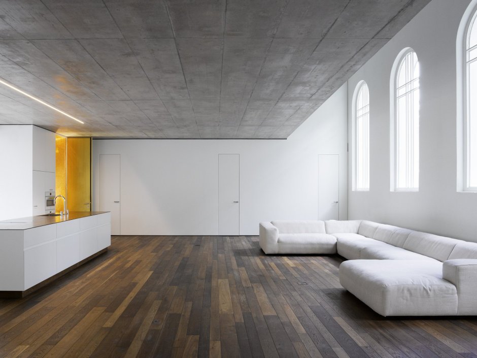 Белый бетонный потолок