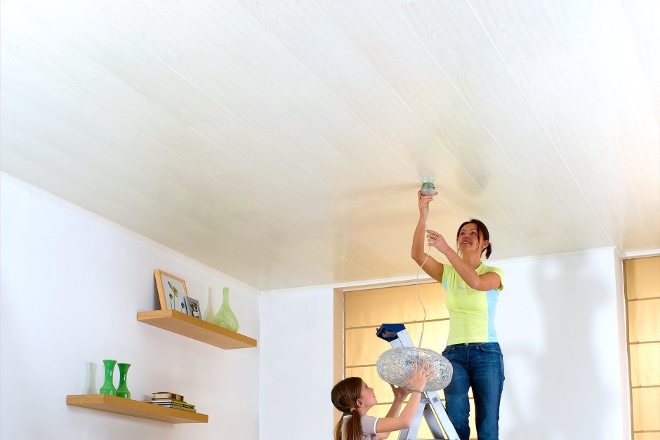 Потолок из панелей в комнате