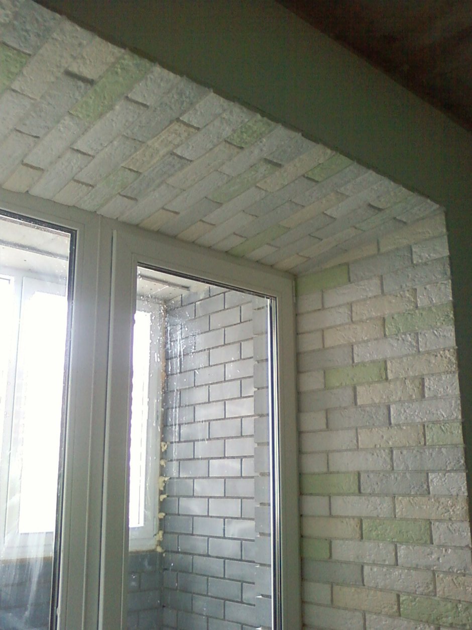 Декоративный кирпич у окна