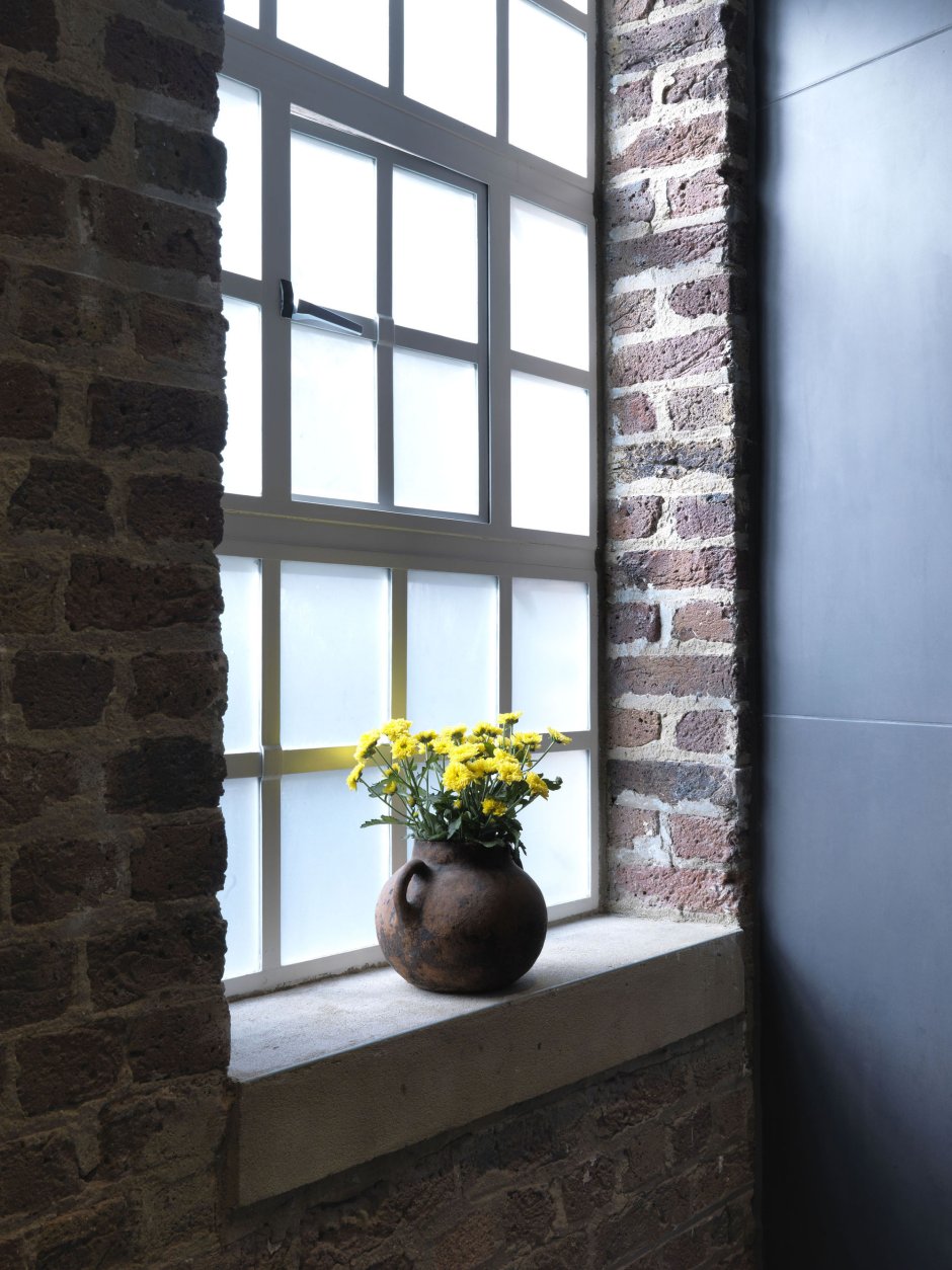 Подоконник в интерьере лофт