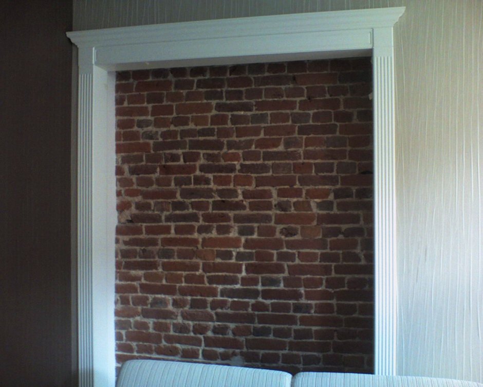 Декоративный кирпич в коридоре