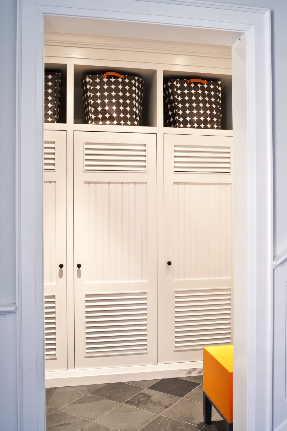 Прихожая с жалюзийными дверцами