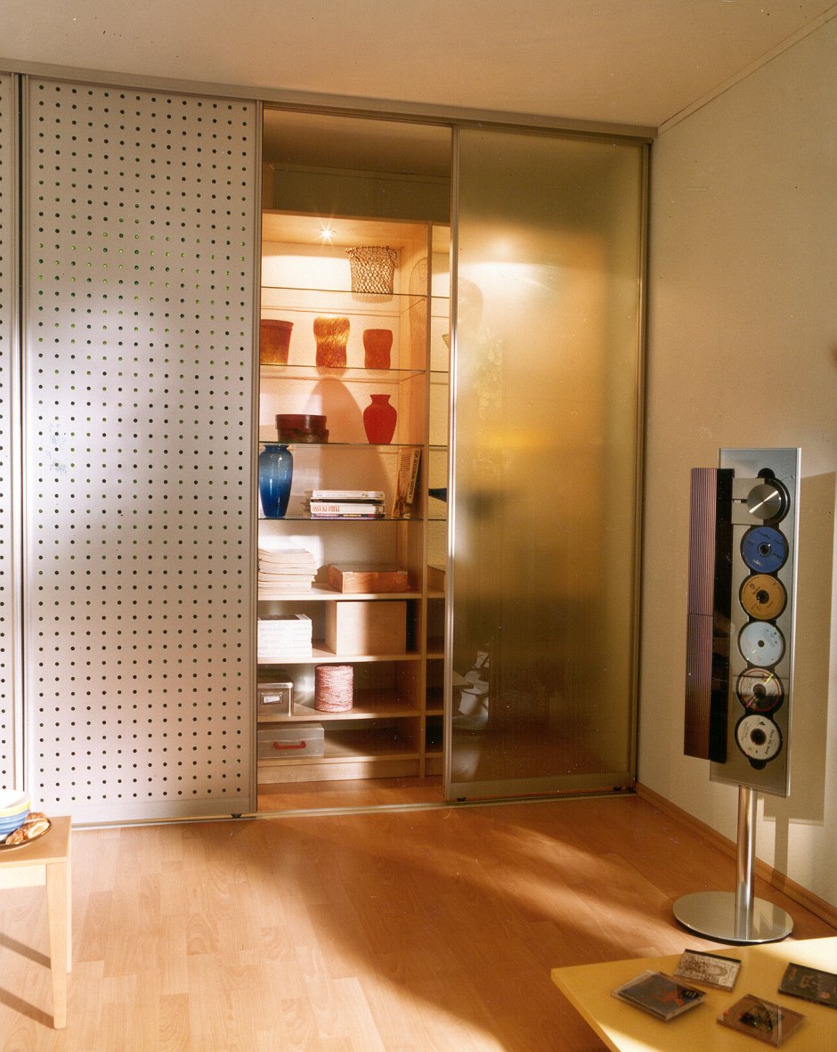 Двери купе с перфорацией