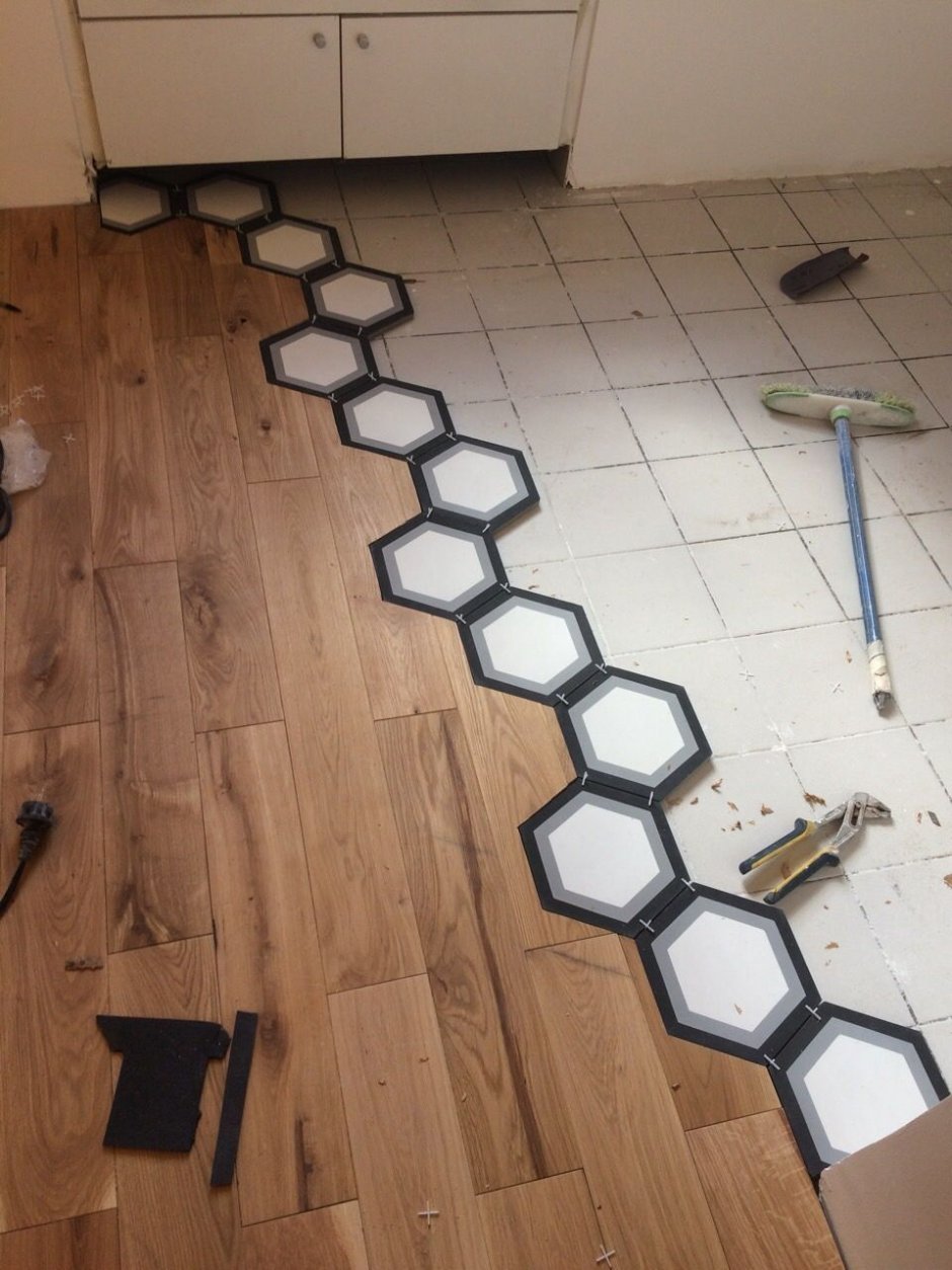 Шестигранная плитка в прихожей с ламинатом