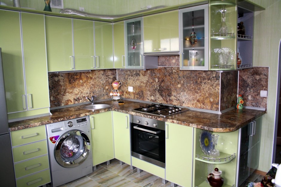 Угловая кухня с фальшпанелью