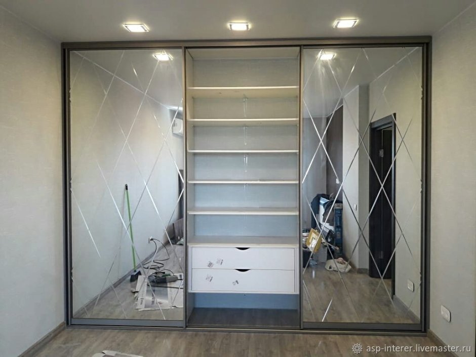 Встроенный шкаф купе с зеркалом