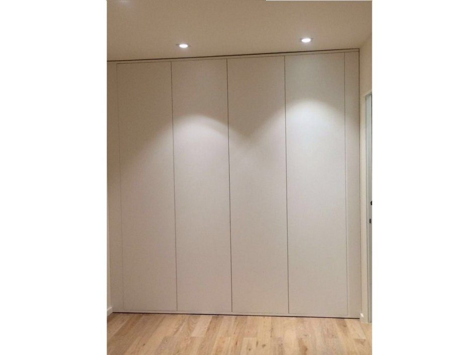 Шкаф распашной без ручек