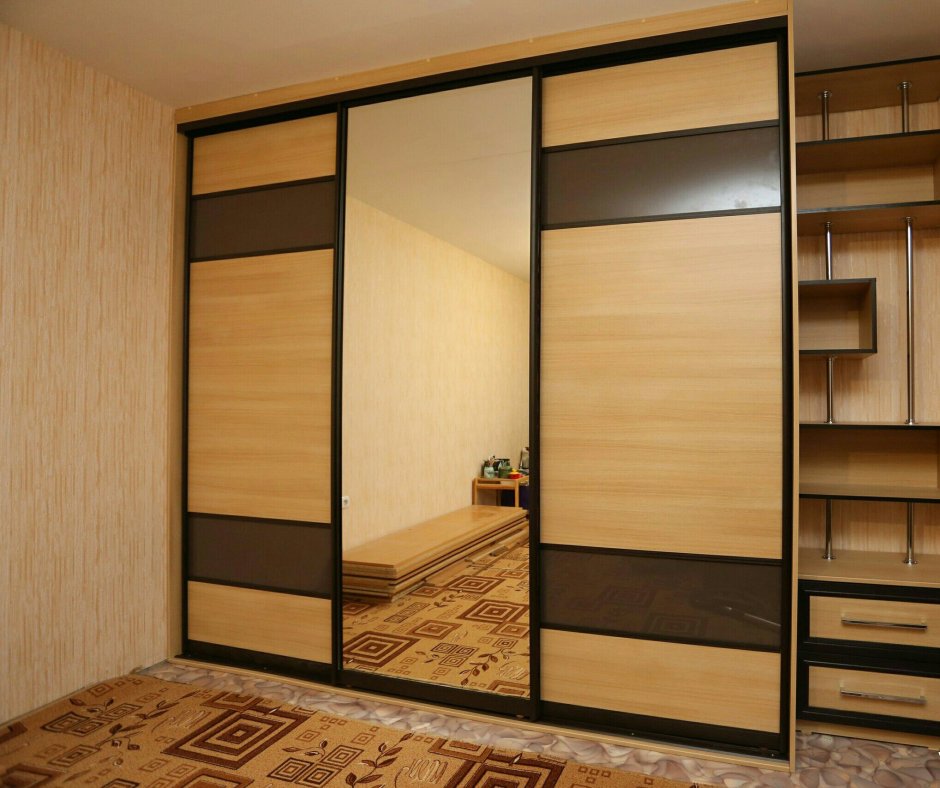 Угловая треугольная гардеробная