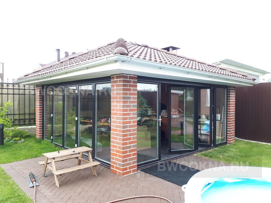 Беседка из кирпича застекленная