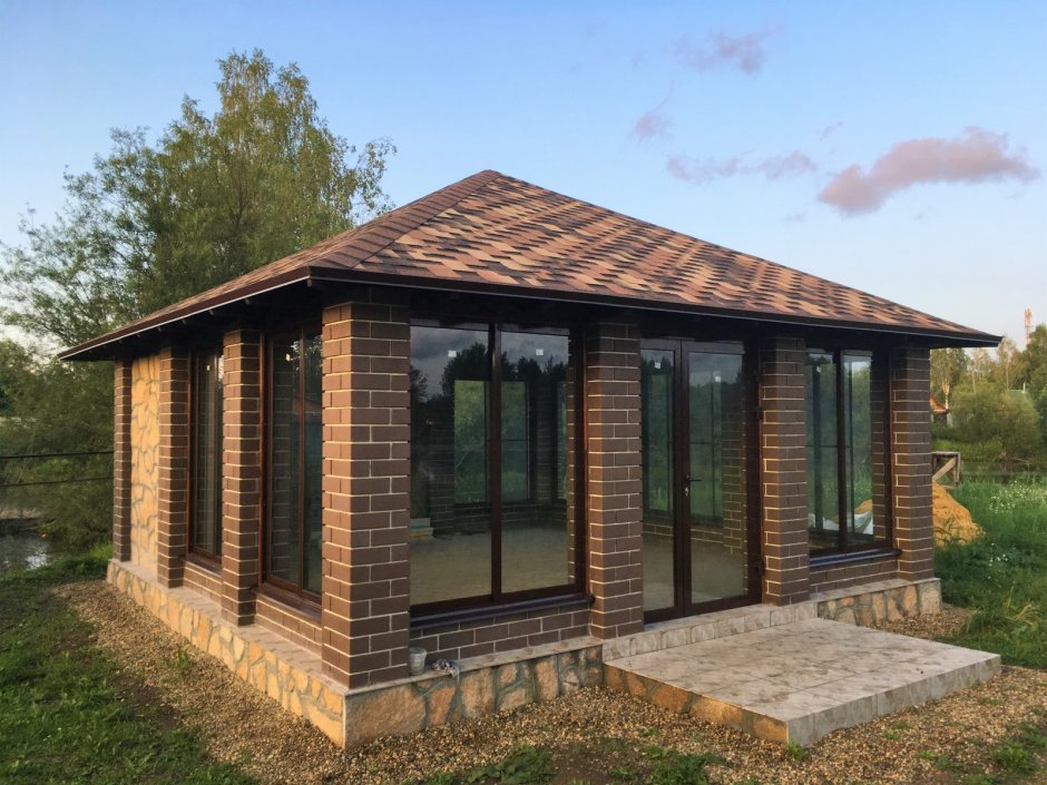 Беседка с барбекю из кирпича застекленная
