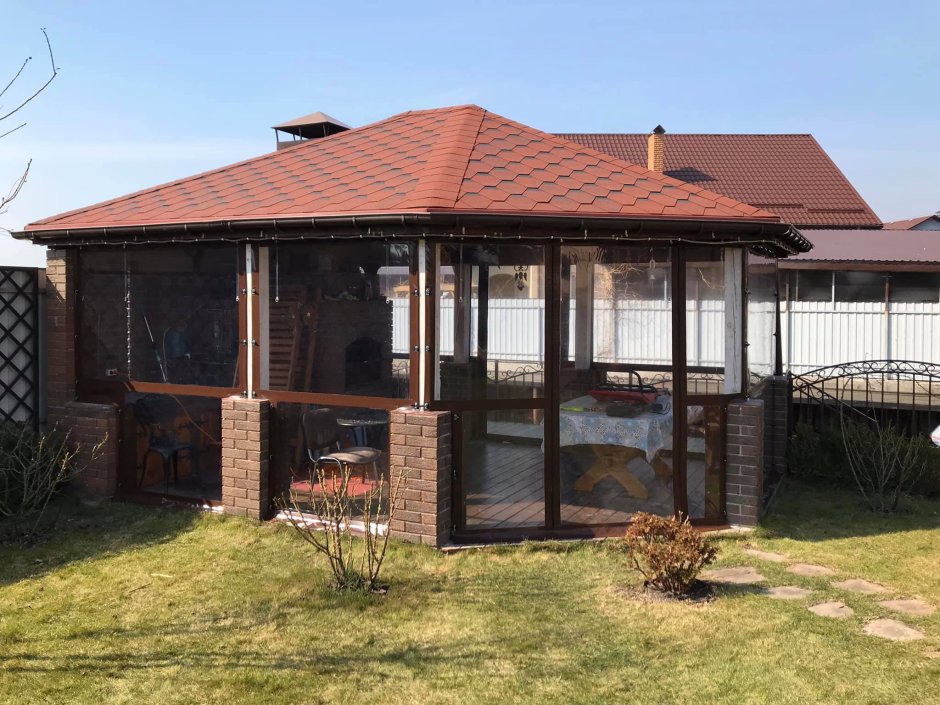 Летняя кухня с витражными окнами