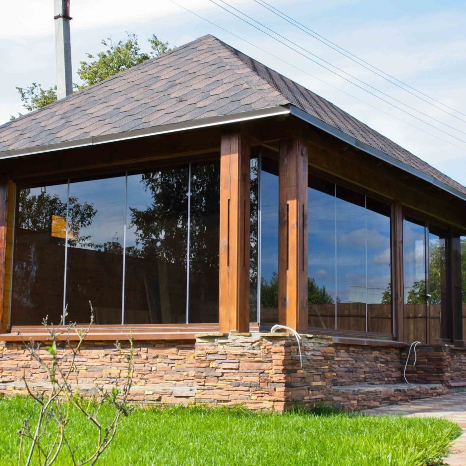 Беседка кирпичная застекленная