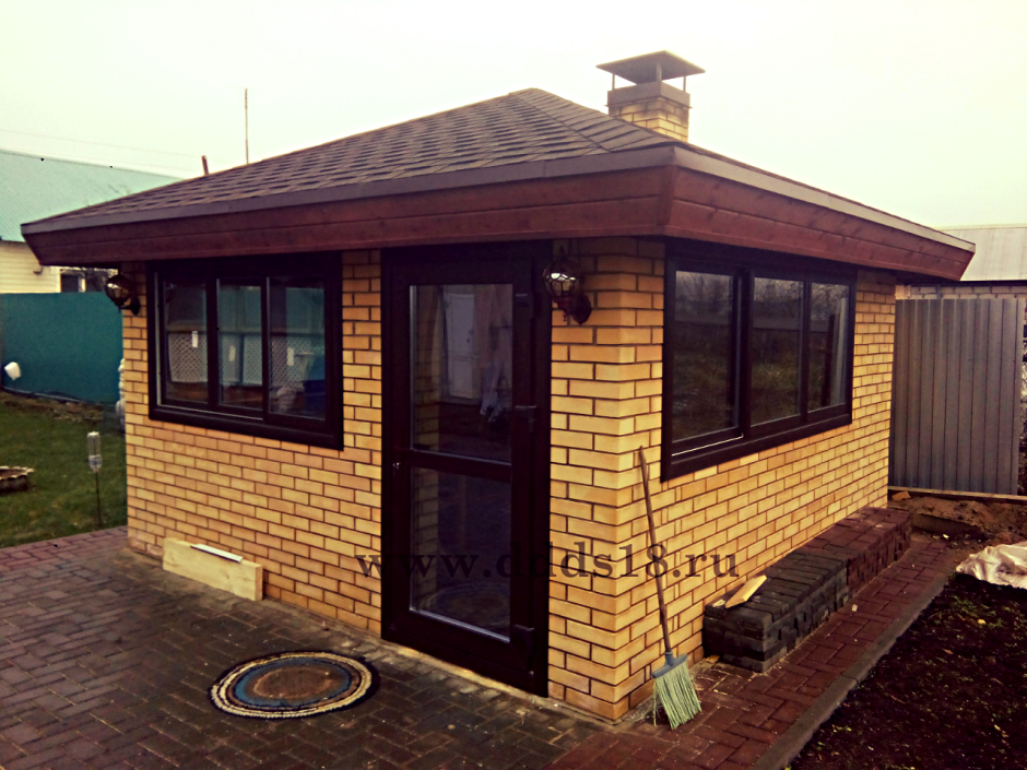 Кирпичная беседка с остеклением