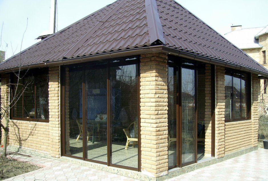 Беседка из кирпича застекленная