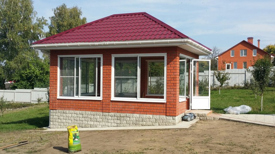 Беседка кирпичная застекленная
