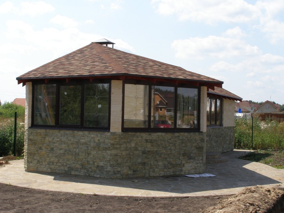 Закрытая кирпичная беседка 5х4