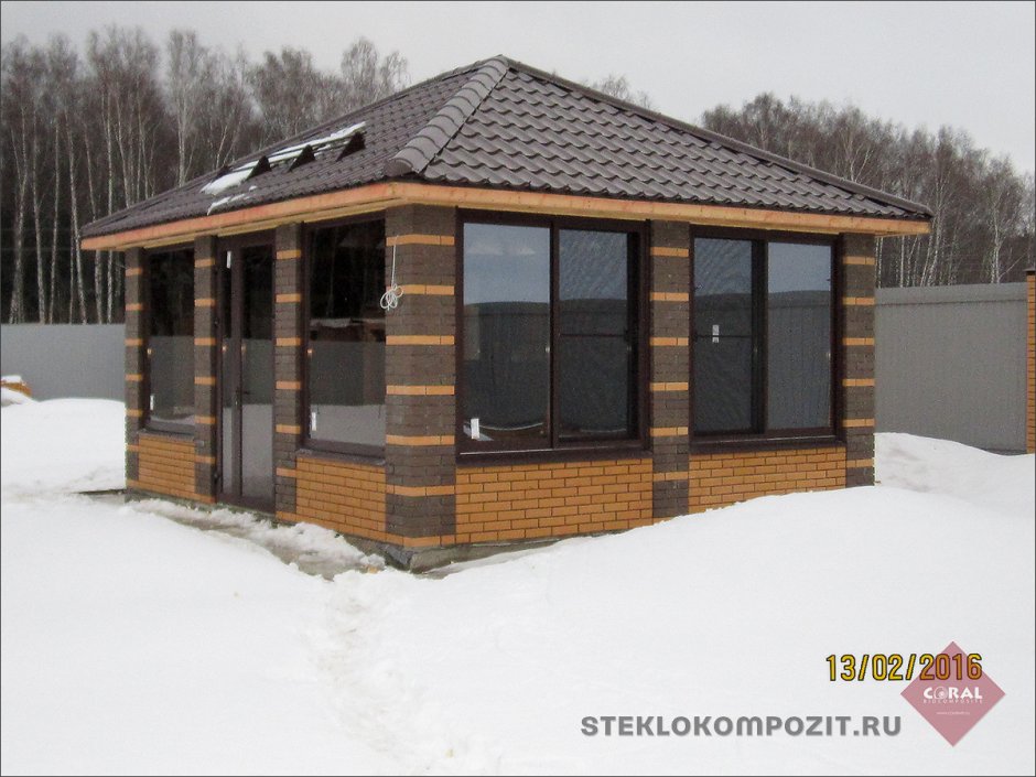 Беседка кирпичная застекленная