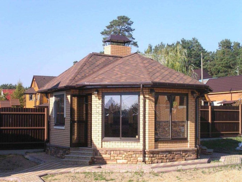 Беседка из кирпича застекленная