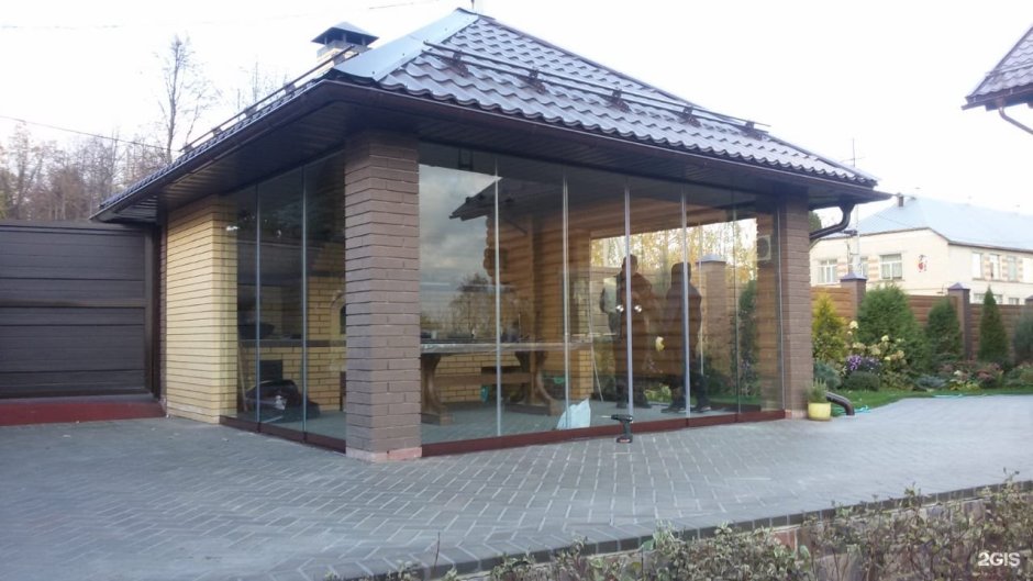 Беседка кирпичная застекленная