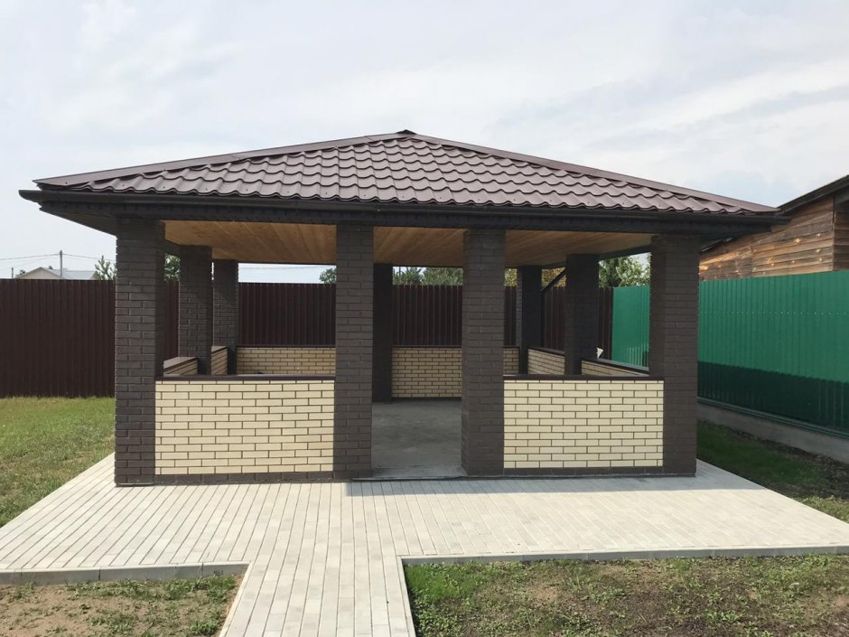 Беседка закрытая с мангальной зоной сбоку