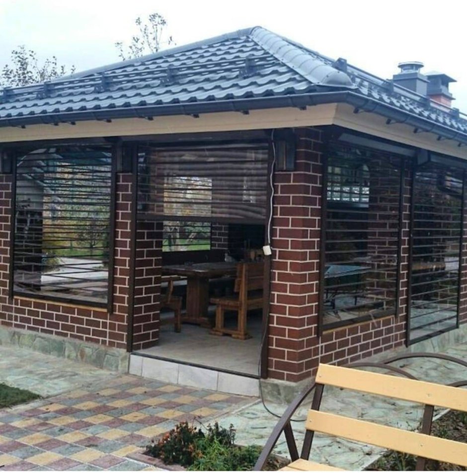 Застекленная беседка с барбекю